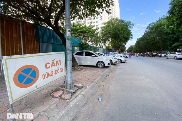 Bỏ tiền tỷ mua nhà, người Hà Nội phải cắn răng đỗ xế hộp trên vỉa hè - 8 Bỏ tiền tỷ mua nhà, người Hà Nội phải cắn răng đỗ xế hộp trên vỉa hè - 8