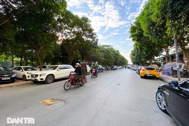 Bỏ tiền tỷ mua nhà, người Hà Nội phải cắn răng đỗ xế hộp trên vỉa hè - 10 Bỏ tiền tỷ mua nhà, người Hà Nội phải cắn răng đỗ xế hộp trên vỉa hè - 10