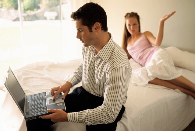 Èo uột khi bên vợ nhưng lại khí thế hừng hực lén xem phim nóng một mình - 1 Èo uột khi bên vợ nhưng lại khí thế hừng hực lén xem phim nóng một mình - 1