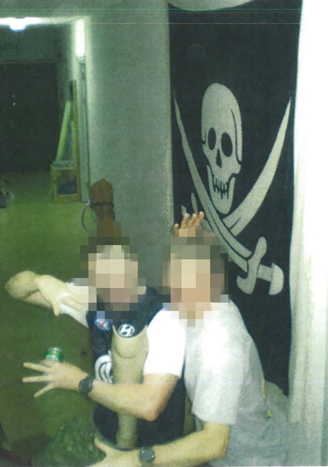 Đặc nhiệm Australia nghi uống bia bằng chân giả của phiến quân Taliban - 2 Đặc nhiệm Australia nghi uống bia bằng chân giả của phiến quân Taliban - 2