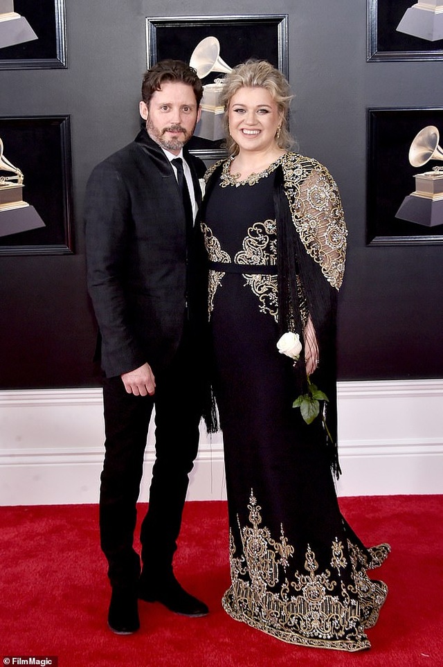 Chồng cũ của Kelly Clarkson đòi vợ chi gần 500 nghìn USD mỗi tháng