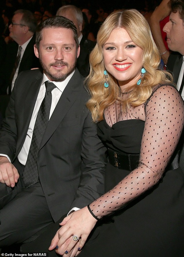 Chồng cũ của Kelly Clarkson đòi vợ chi gần 500 nghìn USD mỗi tháng