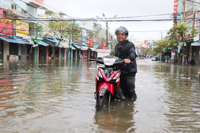 Mưa lớn suốt 2 ngày biến đường phố thành sông - 4 Mưa lớn suốt 2 ngày biến đường phố thành sông - 4