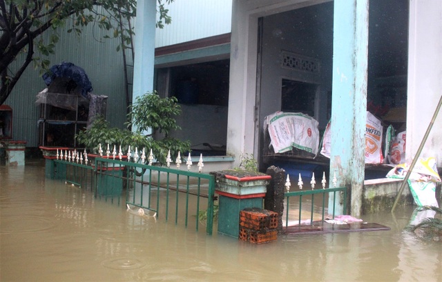 Mưa lớn suốt 2 ngày biến đường phố thành sông - 5 Mưa lớn suốt 2 ngày biến đường phố thành sông - 5