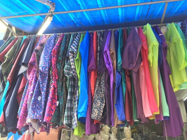 Mưa kéo dài, áo mưa đắt hàng, giá tăng nhẹ - 2 Mưa kéo dài, áo mưa đắt hàng, giá tăng nhẹ - 2