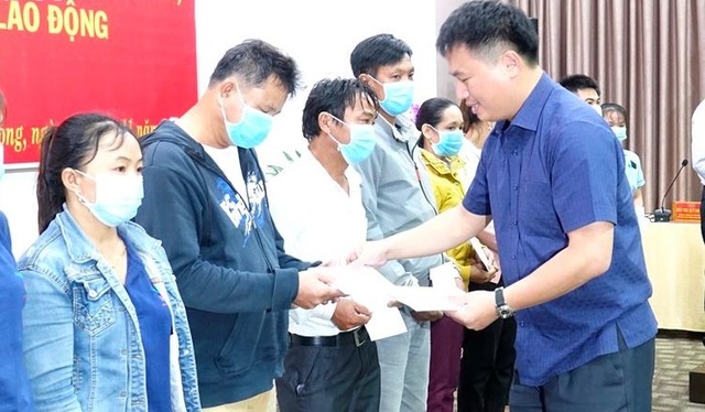 Bí thư Tỉnh ủy Quảng Ngãi đối thoại với công nhân - 3 Bí thư Tỉnh ủy Quảng Ngãi đối thoại với công nhân - 3