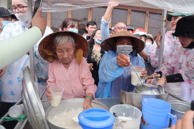 Gánh tàu hũ 30 năm nức tiếng Cà Mau của cụ bà 81 tuổi nuôi 3 cháu - 2 Gánh tàu hũ 30 năm nức tiếng Cà Mau của cụ bà 81 tuổi nuôi 3 cháu - 2