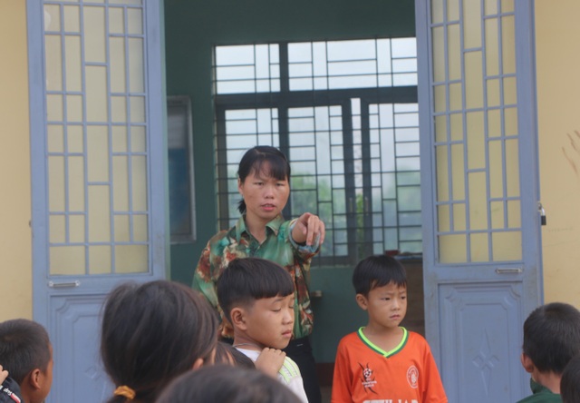 Vàng Thị Chim -cô giáo đầu tiên đến dạy tại cụm dân cư 8 không Đắk RMăng - 5 Vàng Thị Chim -cô giáo đầu tiên đến dạy tại cụm dân cư 8 không Đắk RMăng - 5