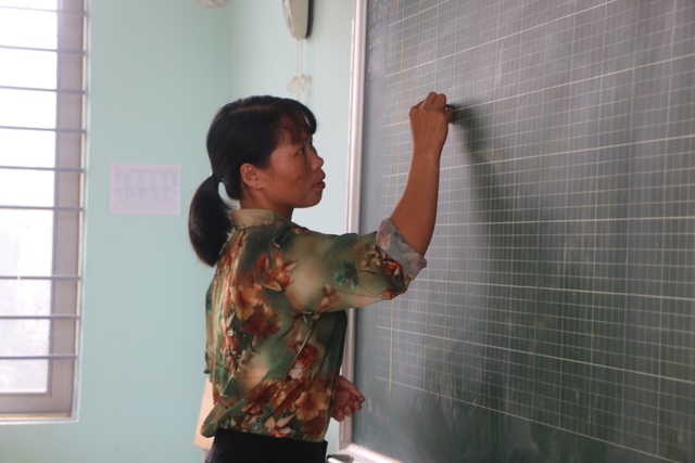 Vàng Thị Chim -cô giáo đầu tiên đến dạy tại cụm dân cư 8 không Đắk RMăng - 6 Vàng Thị Chim -cô giáo đầu tiên đến dạy tại cụm dân cư 8 không Đắk RMăng - 6
