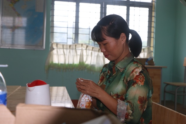 Vàng Thị Chim -cô giáo đầu tiên đến dạy tại cụm dân cư 8 không Đắk RMăng - 8 Vàng Thị Chim -cô giáo đầu tiên đến dạy tại cụm dân cư 8 không Đắk RMăng - 8