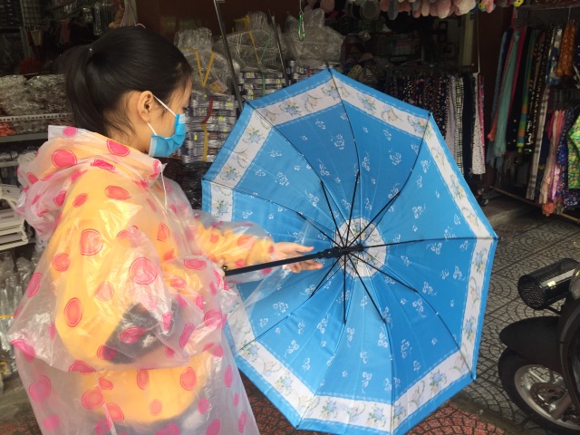 Mưa kéo dài, áo mưa đắt hàng, giá tăng nhẹ - 4 Mưa kéo dài, áo mưa đắt hàng, giá tăng nhẹ - 4