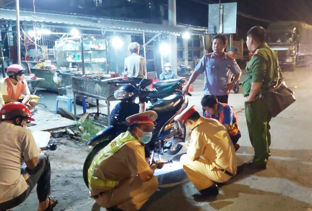 Đi bộ qua đường, người đàn ông bị 2 xe tông liên tiếp - 2 Đi bộ qua đường, người đàn ông bị 2 xe tông liên tiếp - 2
