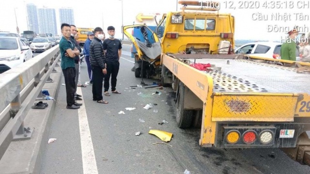 An ambulance struck an environmental vehicle on the Nhat Tan Bridge, 2 casualties - 1