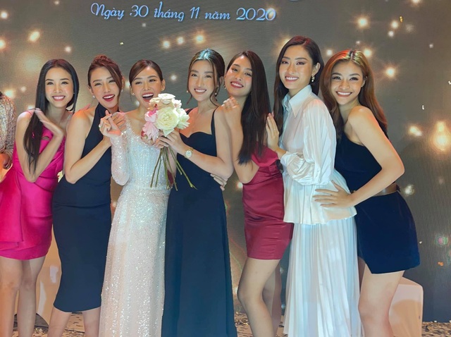 Hoa hậu Trần Tiểu Vy bối rối khi chụp được hoa cưới của Tường San