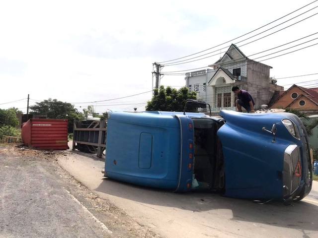 8 cuộn sắt khủng lăn xuống đường đè nát xe máy, nhiều người thoát nạn - 2 8 cuộn sắt khủng lăn xuống đường đè nát xe máy, nhiều người thoát nạn - 2