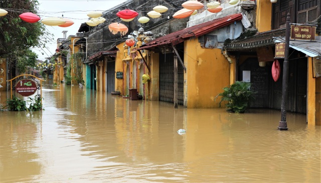 Phố biến thành sông, du khách chèo thuyền ngắm Hội An mùa nước lũ - 1 Phố biến thành sông, du khách chèo thuyền ngắm Hội An mùa nước lũ - 1