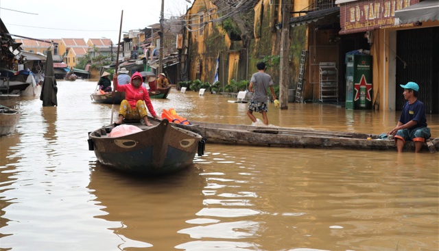 Phố biến thành sông, du khách chèo thuyền ngắm Hội An mùa nước lũ - 3 Phố biến thành sông, du khách chèo thuyền ngắm Hội An mùa nước lũ - 3