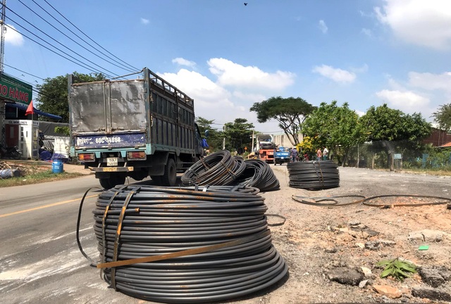 8 cuộn sắt khủng lăn xuống đường đè nát xe máy, nhiều người thoát nạn - 1 8 cuộn sắt khủng lăn xuống đường đè nát xe máy, nhiều người thoát nạn - 1