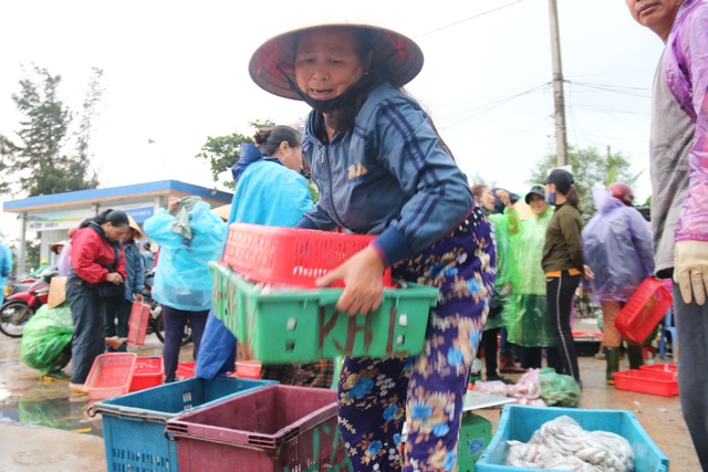 Hối hả nơi cảng Cửa Sót tháng cuối năm - 4 Hối hả nơi cảng Cửa Sót tháng cuối năm - 4