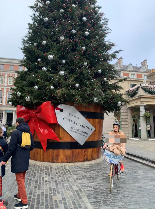 Cô gái khỏa thân đạp xe vòng quanh London để quyên tiền từ thiện - 4 Cô gái khỏa thân đạp xe vòng quanh London để quyên tiền từ thiện - 4