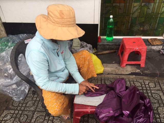Nghề kiếm tiền nhờ áo mưa rách, một thời thịnh vượng đang dần bị lãng quên - 3 Nghề kiếm tiền nhờ áo mưa rách, một thời thịnh vượng đang dần bị lãng quên - 3