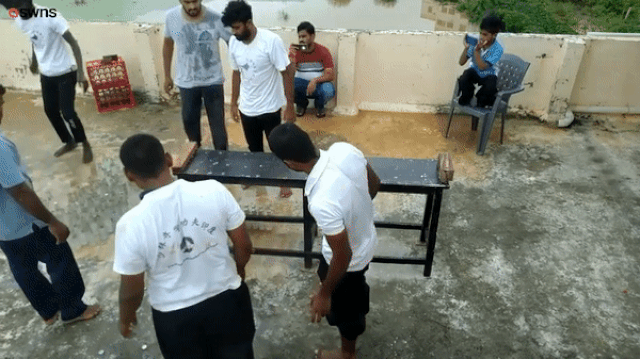 Người đàn ông dùng đầu mở 68 nắp chai chỉ trong vòng một phút Người đàn ông dùng đầu mở 68 nắp chai chỉ trong vòng một phút