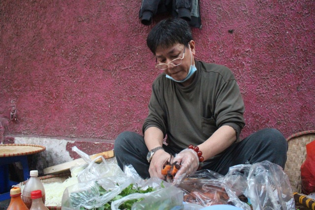 The sidewalk mannequin has a unique name in Hanoi, the recipe is bought with gold trees - 1