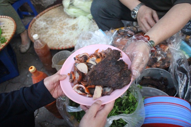 The sidewalk mannequin has a unique name in Hanoi, the recipe is bought with gold trees - 3