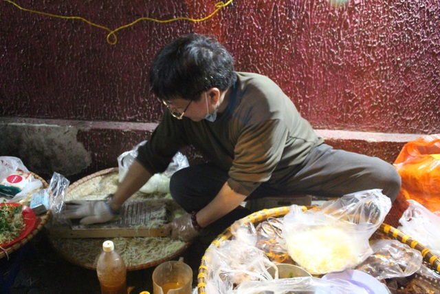 The sidewalk mannequin has a unique name in Hanoi, the recipe is bought with gold trees - 5