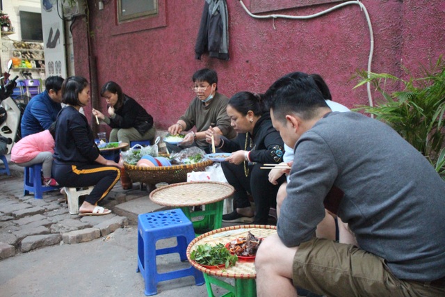 The sidewalk mannequin has a unique name in Hanoi, the recipe is bought with gold trees - 8