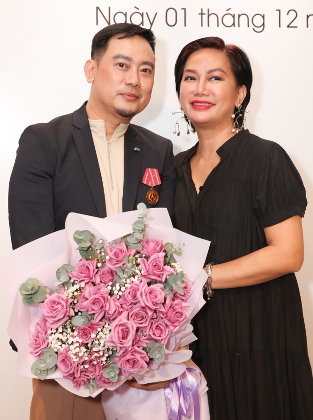 Dàn sao Việt đến chúc mừng Võ Việt Chung nhận Huân chương Lao động - 10 Dàn sao Việt đến chúc mừng Võ Việt Chung nhận Huân chương Lao động - 10