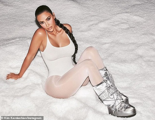 Kim Kardashian mặc váy gợi cảm in hình... chính mình - 4 Kim Kardashian mặc váy gợi cảm in hình... chính mình - 4