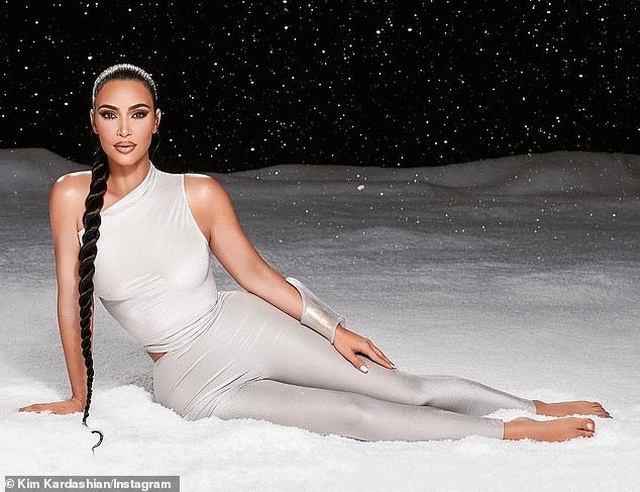 Kim Kardashian mặc váy gợi cảm in hình... chính mình - 5 Kim Kardashian mặc váy gợi cảm in hình... chính mình - 5