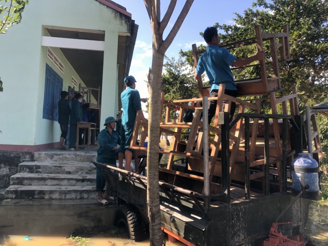 Nông dân khóc ròng khi thủy điện xả lũ cuốn trôi hàng chục lồng cá - 6 Nông dân khóc ròng khi thủy điện xả lũ cuốn trôi hàng chục lồng cá - 6