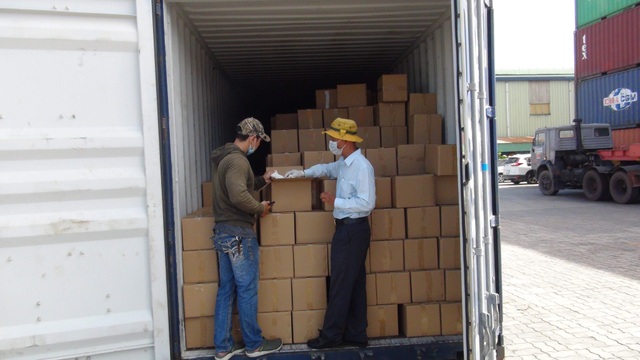 TP.HCM: Bắt 2 container găng tay cũ, bẩn từ Trung Quốc nhập vào Việt Nam - 4 TP.HCM: Bắt 2 container găng tay cũ, bẩn từ Trung Quốc nhập vào Việt Nam - 4