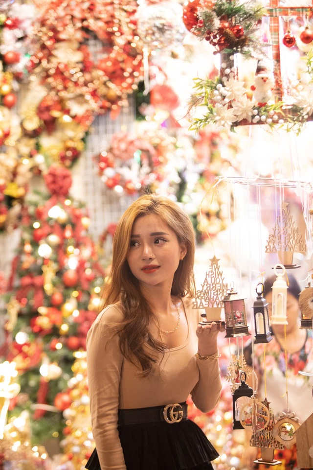 Giới trẻ Hà Nội rủ nhau đi chơi Noel sớm trên phố Hàng Mã - 3 Giới trẻ Hà Nội rủ nhau đi chơi Noel sớm trên phố Hàng Mã - 3