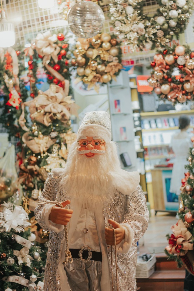 Giới trẻ Hà Nội rủ nhau đi chơi Noel sớm trên phố Hàng Mã - 6 Giới trẻ Hà Nội rủ nhau đi chơi Noel sớm trên phố Hàng Mã - 6