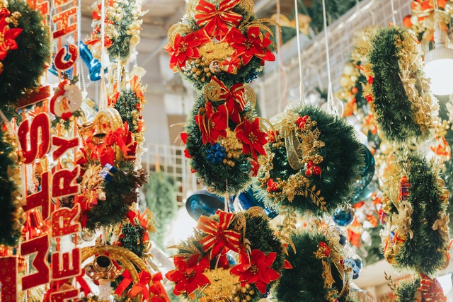 Giới trẻ Hà Nội rủ nhau đi chơi Noel sớm trên phố Hàng Mã - 8 Giới trẻ Hà Nội rủ nhau đi chơi Noel sớm trên phố Hàng Mã - 8