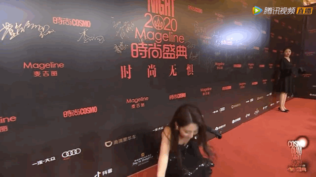 Nữ diễn viên trẻ luống cuống vì rơi tóc giả trên thảm đỏ