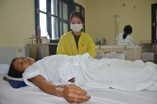 Bạn đọc Dân trí giúp đỡ cô gái tới trường, mẹ hồi phục sức khỏe - 2 Bạn đọc Dân trí giúp đỡ cô gái tới trường, mẹ hồi phục sức khỏe - 2