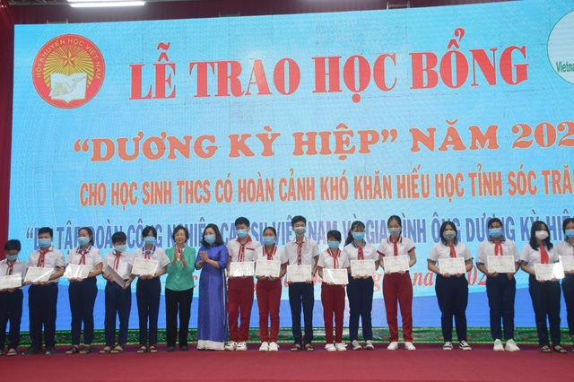 Trao học bổng Dương Kỳ Hiệp cho học sinh nghèo hiếu học - 1 Trao học bổng Dương Kỳ Hiệp cho học sinh nghèo hiếu học - 1