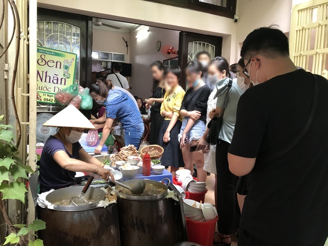 Spot the not in a hurry restaurants in Hanoi - 2