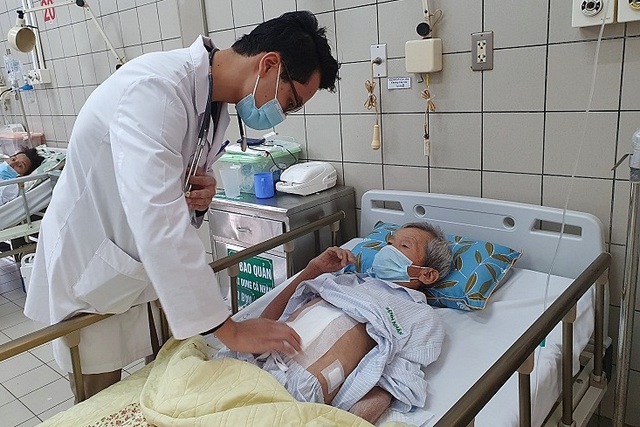 Mắc bệnh hiếm gặp, cụ ông thoát nạn dù người nhà đã sẵn sàng lo hậu sự - 1 Mắc bệnh hiếm gặp, cụ ông thoát nạn dù người nhà đã sẵn sàng lo hậu sự - 1