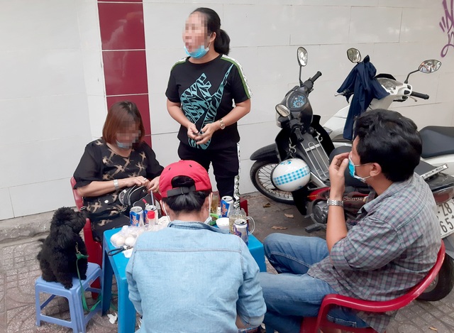 Ngồi nhậu trên vỉa hè và không đeo khẩu trang, 3 người bị phạt 6 triệu đồng - 1 Ngồi nhậu trên vỉa hè và không đeo khẩu trang, 3 người bị phạt 6 triệu đồng - 1
