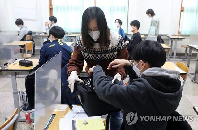 Nửa triệu sĩ tử Hàn Quốc bước vào kỳ thi sinh tử: Mắc Covid-19 vẫn thi - 6