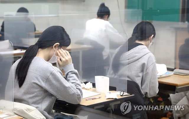 Nửa triệu sĩ tử Hàn Quốc bước vào kỳ thi sinh tử: Mắc Covid-19 vẫn thi - 7