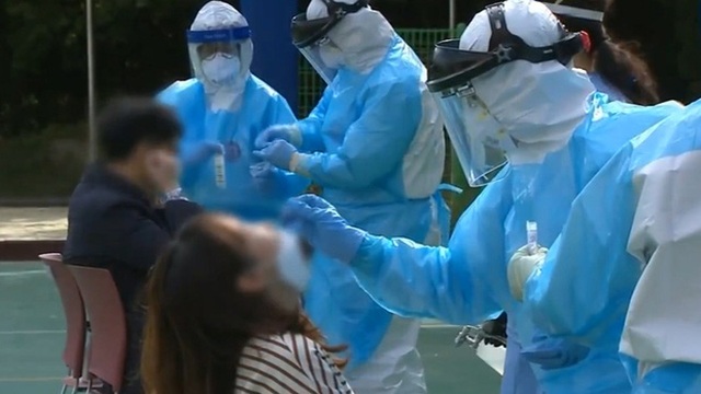 Nửa triệu sĩ tử Hàn Quốc bước vào kỳ thi sinh tử: Mắc Covid-19 vẫn thi - 8