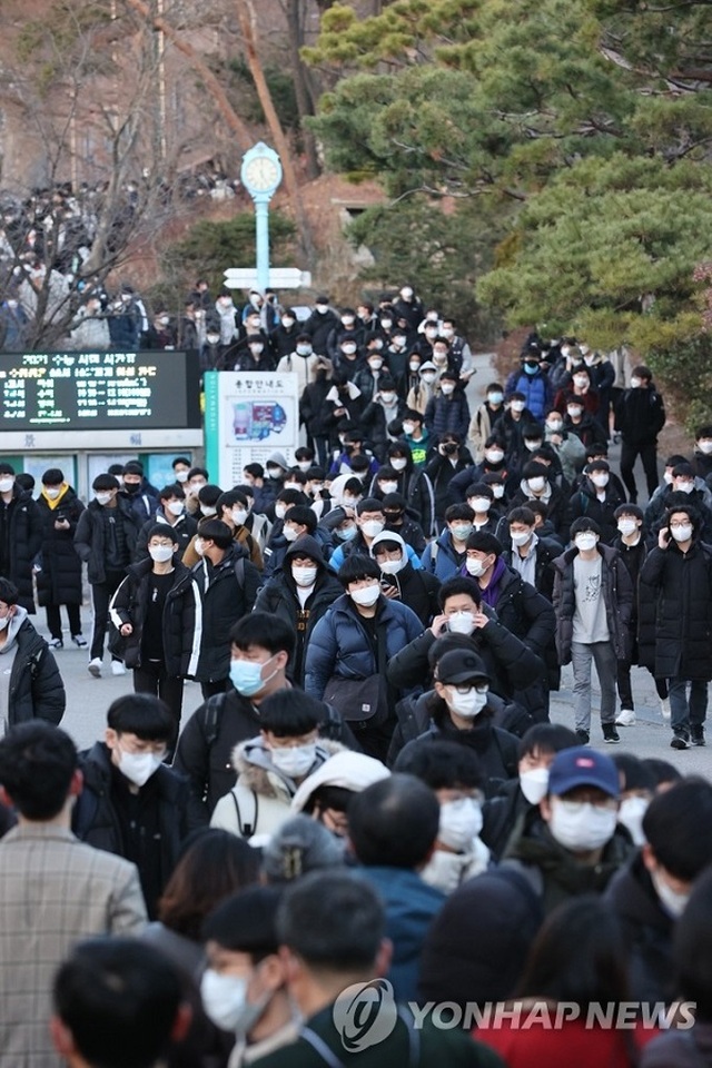 Nửa triệu sĩ tử Hàn Quốc bước vào kỳ thi sinh tử: Mắc Covid-19 vẫn thi - 14