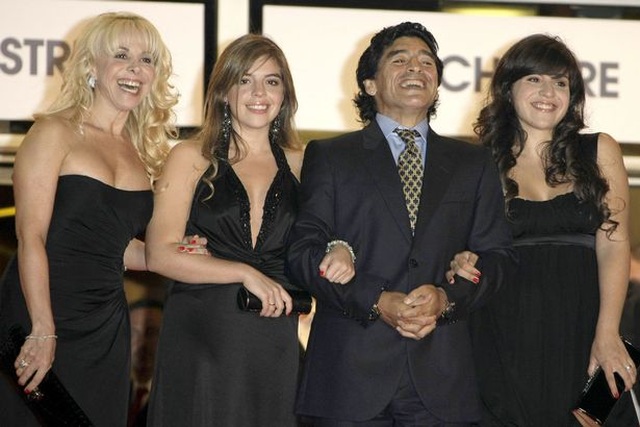Bạn thân tiết lộ trên sóng truyền hình việc Maradona có thêm hai con rơi - 2