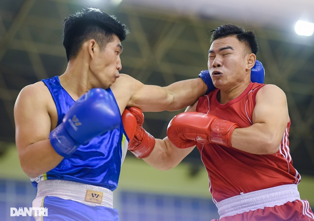 Võ sĩ buộc rời sàn đấu để... đi cạo râu - 3 Võ sĩ buộc rời sàn đấu để... đi cạo râu - 3